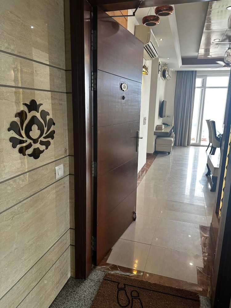 luxury serviced apartment near medanta medicity