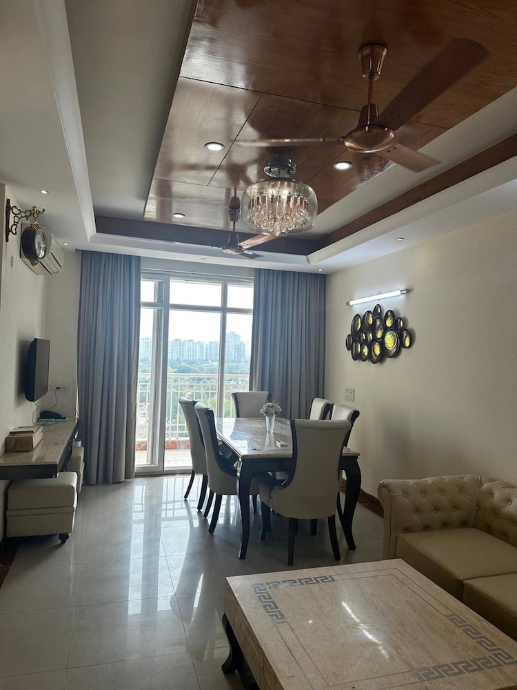 luxury serviced apartment near medanta medicity