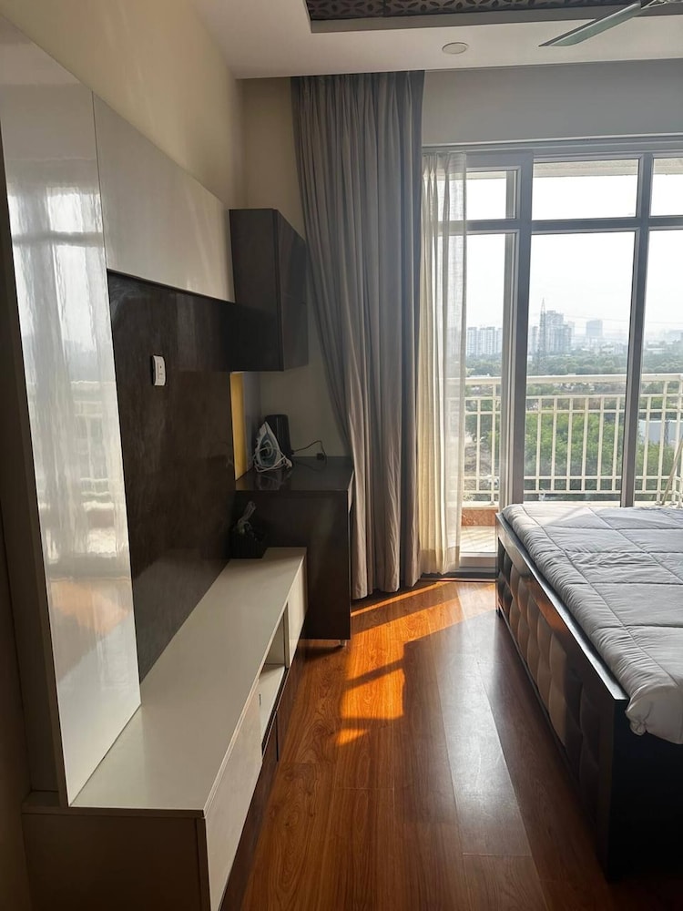 luxury serviced apartment near medanta medicity