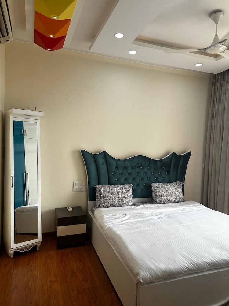 luxury serviced apartment near medanta medicity
