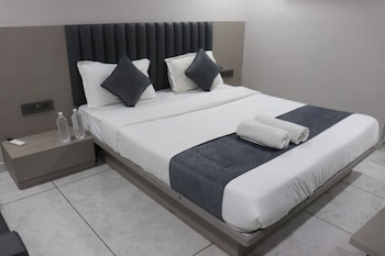 hotel r k villa
