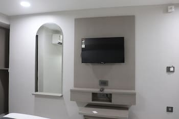 hotel r k villa