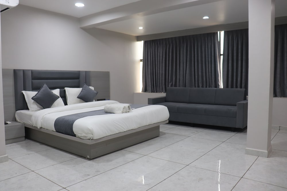 hotel r k villa