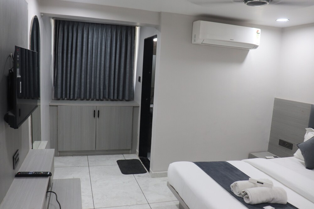 hotel r k villa