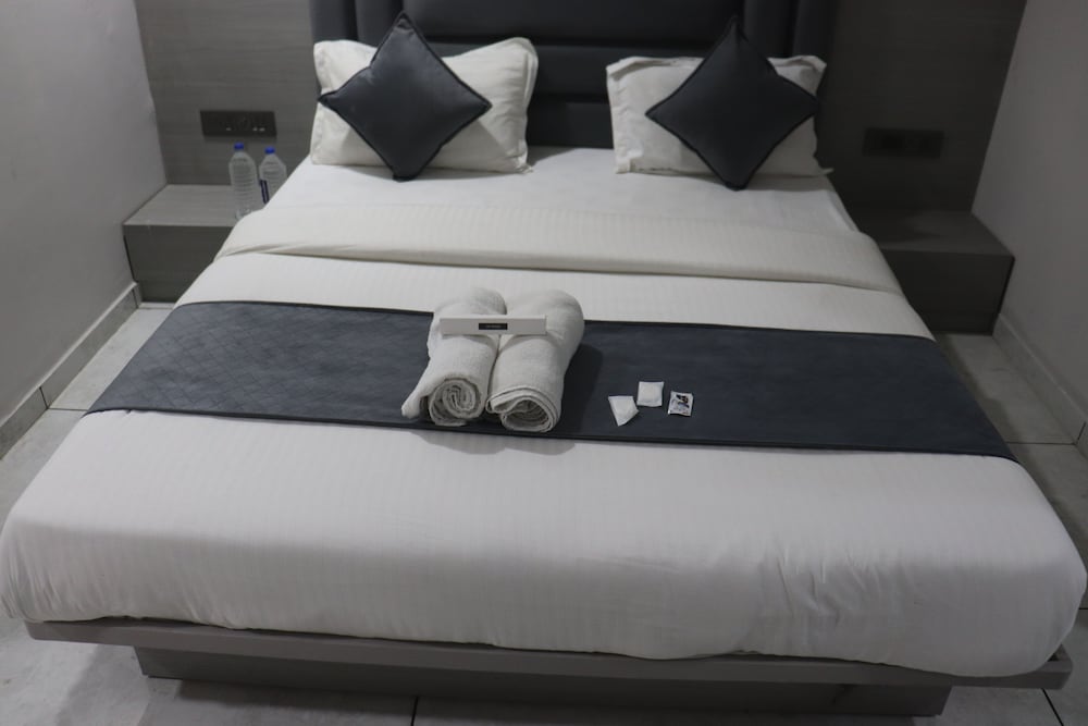hotel r k villa