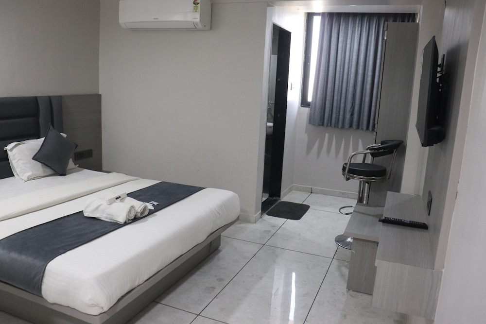 hotel r k villa