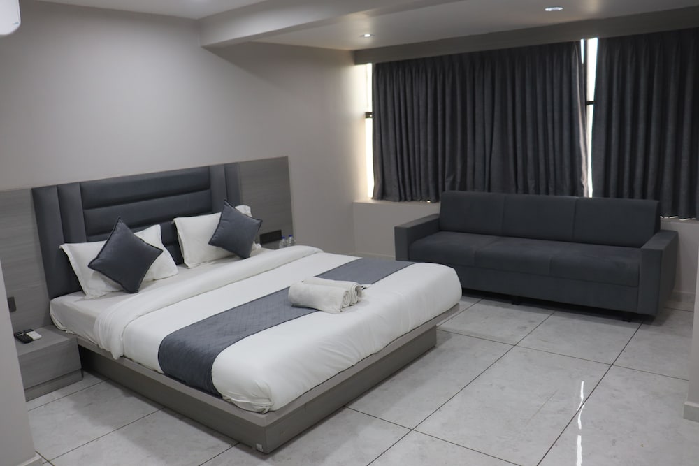 hotel r k villa