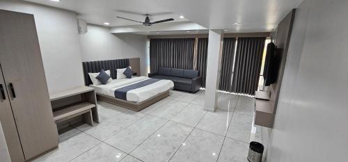 Hotel R K Villa,,3 star