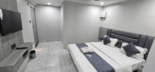 Hotel R K Villa,,3 star