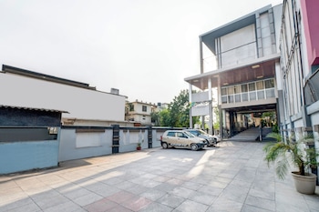 treebo riddhi paradise 15 mins from airport