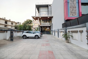 treebo riddhi paradise 15 mins from airport