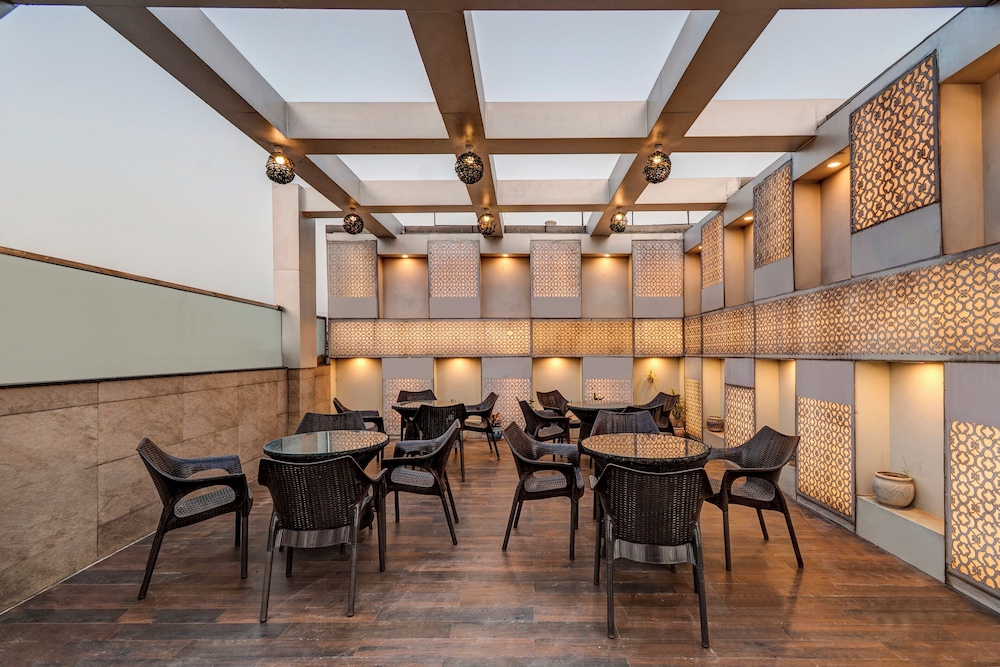 treebo riddhi paradise 15 mins from airport