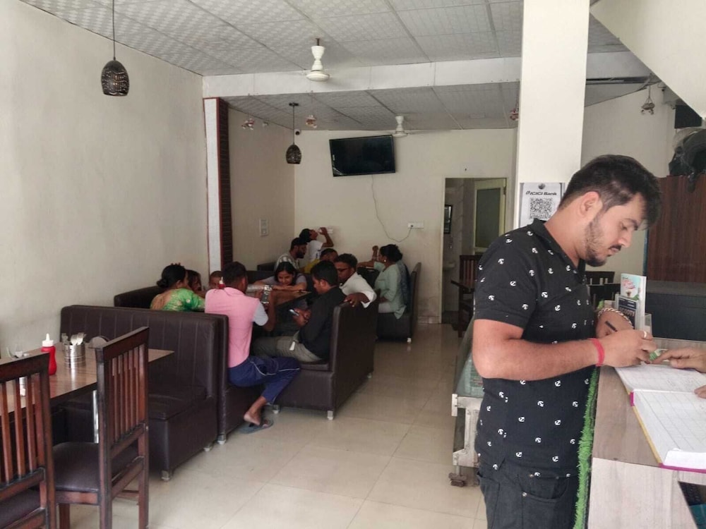 hotel mahadev restaurant and cafe