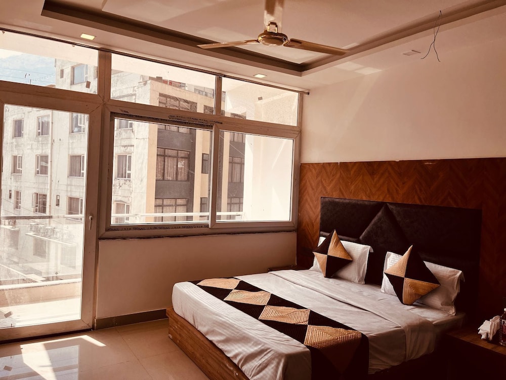 hotel mahadev restaurant and cafe