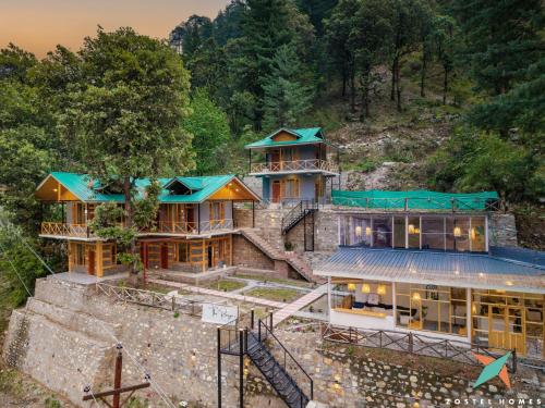 zostel homes tirthan gushaini