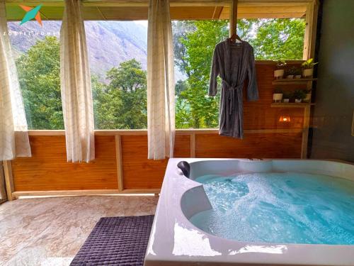 zostel homes tirthan gushaini