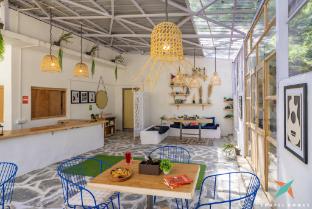 zostel homes tirthan gushaini