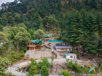 zostel homes tirthan gushaini