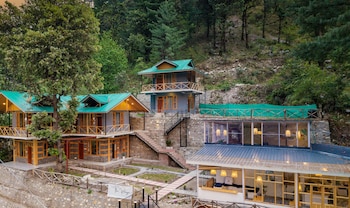 zostel homes tirthan gushaini