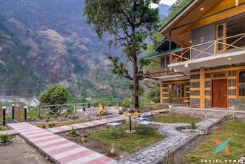 zostel homes tirthan gushaini