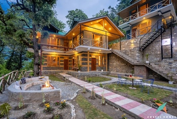 zostel homes tirthan gushaini