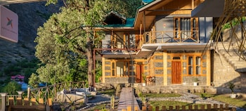 zostel homes tirthan gushaini