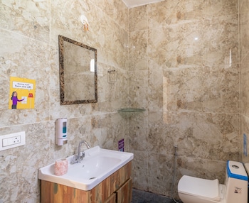 zostel homes tirthan gushaini