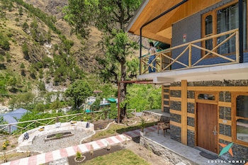zostel homes tirthan gushaini