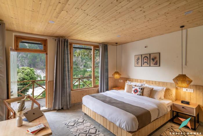 zostel homes tirthan gushaini