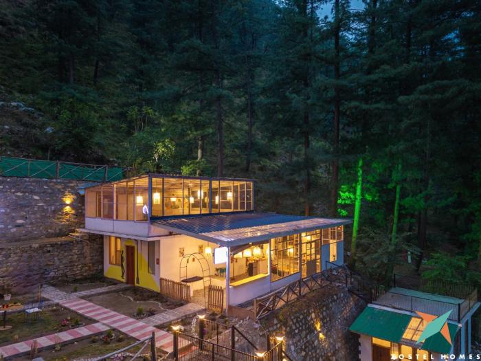 zostel homes tirthan gushaini