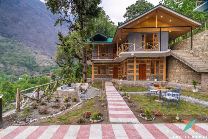 zostel homes tirthan gushaini