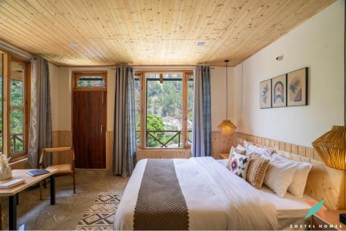 zostel homes tirthan gushaini