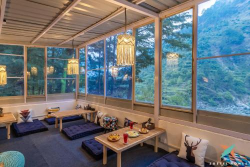 Zostel Homes Tirthan - Gushaini,,3 star