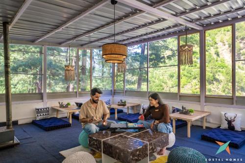 zostel homes tirthan gushaini
