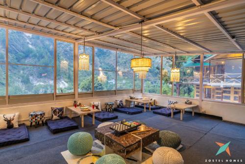 zostel homes tirthan gushaini