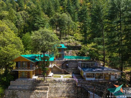 zostel homes tirthan gushaini