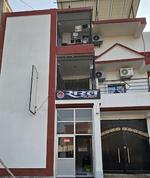 hotel saral guest house ram mandir