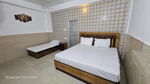Hotel Saral Guest House Ram Mandir,,3 star
