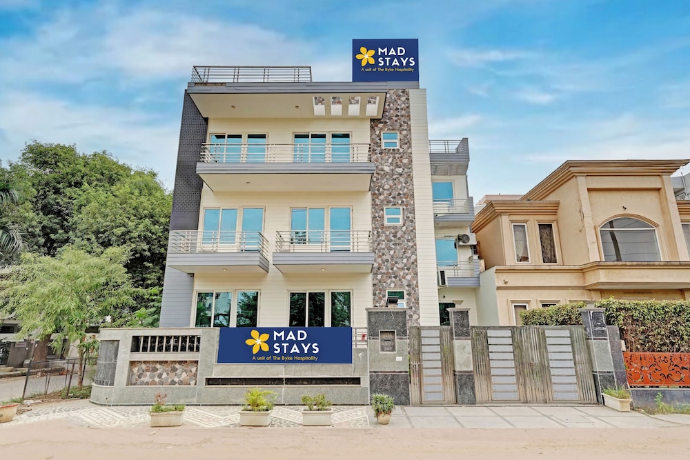madstays hotel medicity near medanta hospital