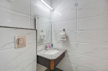 madstays hotel medicity near medanta hospital