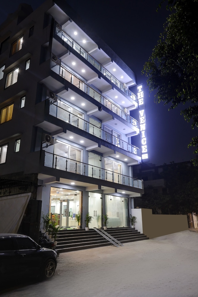 hotel the venice near indraprastha apollo hospital