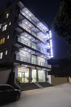 hotel the venice near indraprastha apollo hospital
