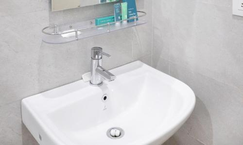 hotel kamron airport rd sector 78 mohali