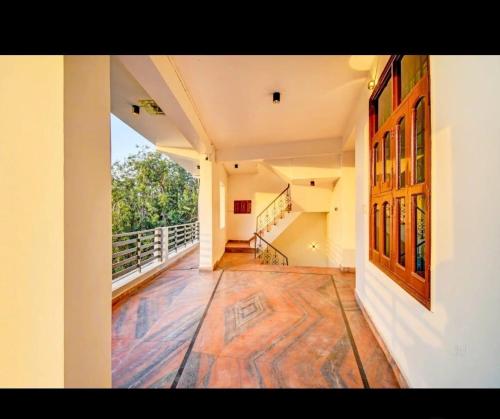 Hotel White Hut,,2 star