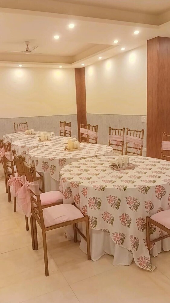 akshay corporate hotel
