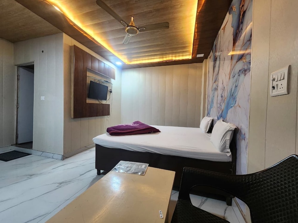 hotel saini home stay