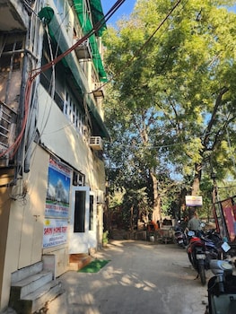 hotel saini home stay