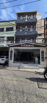 titanic residence 7 minute walk to the beach