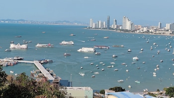 titanic residence 7 minute walk to the beach