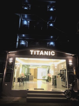 titanic residence 7 minute walk to the beach